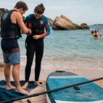 Activités nautiques biarritz : stand up paddle près d’une crique