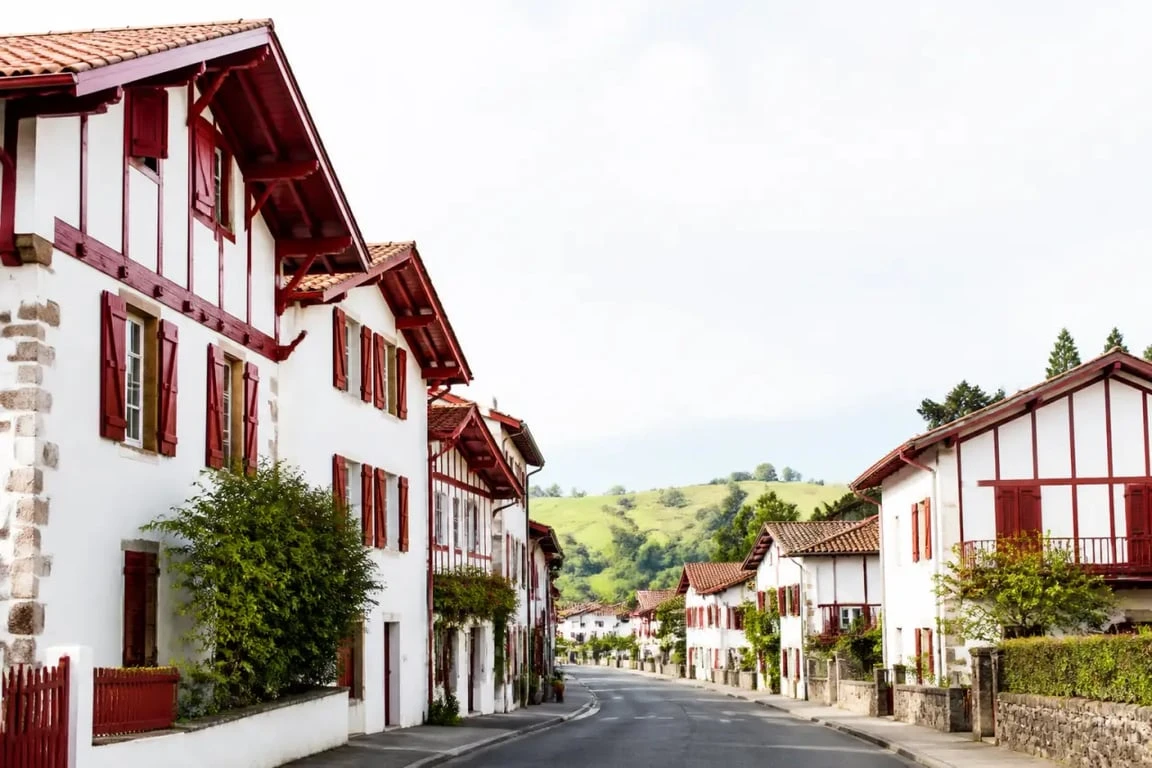 Les plus beaux villages autour de Biarritz : Espelette et Ainhoa dans l’arrière-pays basque