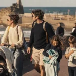 Famille biarrotte biarritz en promenade à la Grande Plage