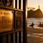 Habitant de Biarritz : plaque « BIARROTS » près de la Grande Plage