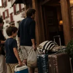 hotel famille biarritz : famille devant l’hôtel, plage à pied