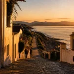 Bidart, un des plus beaux villages autour de Biarritz, ruelle au coucher du soleil près de l’Atlantique