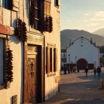 Espelette, un des plus beaux villages autour de Biarritz, ruelle au golden hour