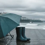 Nombre de jours de pluie biarritz : parapluie sur pavé mouillé