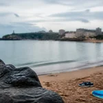 Port vieux à Biarritz, eau surveillée et drapeaux de baignade