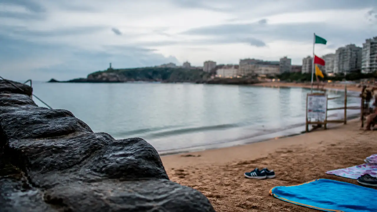 Port vieux à Biarritz, eau surveillée et drapeaux de baignade