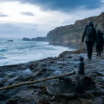 Randonnée Biarritz : chaussures sur sentier littoral près des falaises basques