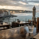 Sortir Anglet Bayonne Biarritz : terrasse café bord de mer, pluie et ciel gris