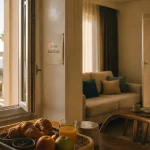 Suite famille Biarritz : espace salon et petit-déjeuner près de la fenêtre