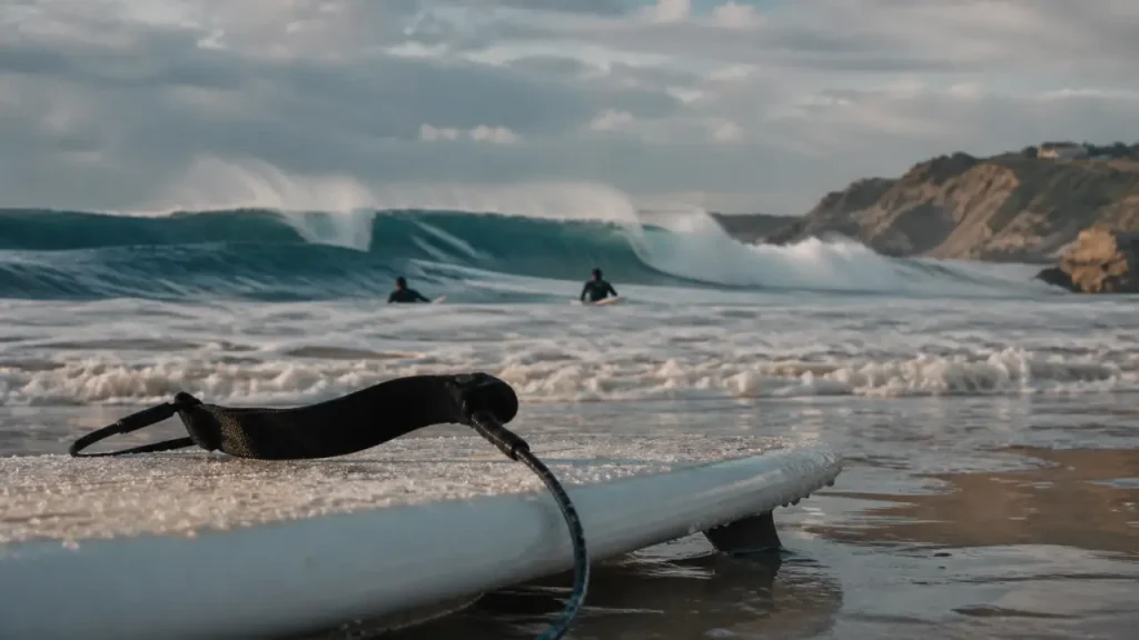 Vague pays basque au surf à Anglet, houle et écume près du rivage