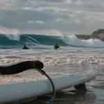 Vague pays basque au surf à Anglet, houle et écume près du rivage