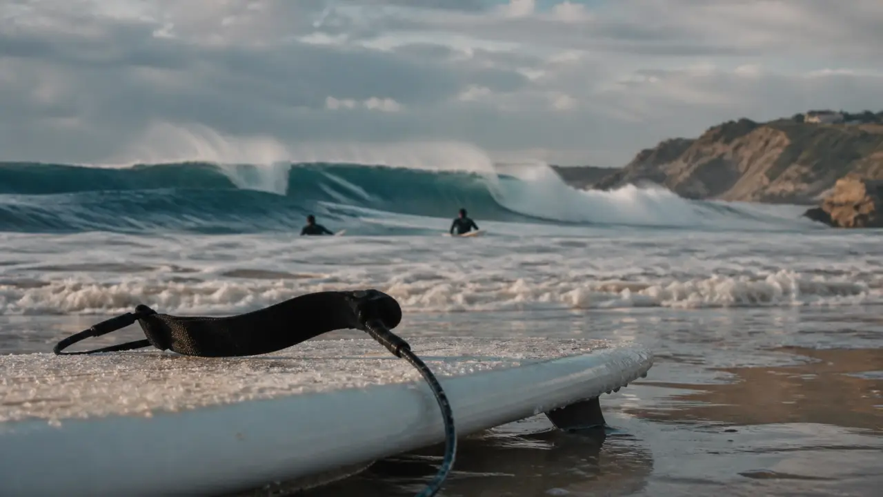 Vague pays basque au surf à Anglet, houle et écume près du rivage