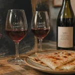 Vin nature biarritz : deux verres et taloa au fromage de brebis