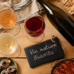 vin nature biarritz : verres et tapas basques sur table