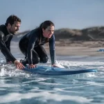 Apprendre le surf : moniteur et débutant sur petite houle 30 à 50 cm