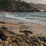 Plage naturiste pays basque espagnol, crique isolée au bord de mer