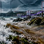 Bacterie plage pays basque : embruns et eau souillée près des rochers