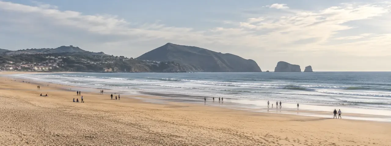 Plage Pays Basque à Hendaye avec sa vaste étendue de sable et l’océan Atlantique