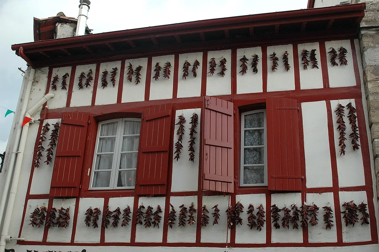 Façade d'Espelette ornée de cordes de piments