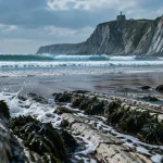 Plage de Itzurun pays basque : flysch et marées à Zumaia