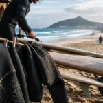 Surf camp pays basque espagnol à Zarautz : planches et combinaisons sur la plage